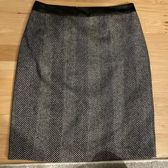 Banana Republic Dresses & Skirts - Banana Republic black & white print fitted size 0 like new!!!